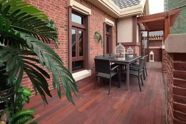 购房置业：好美的阳台和庭院，难得一见，买房就要这样装！