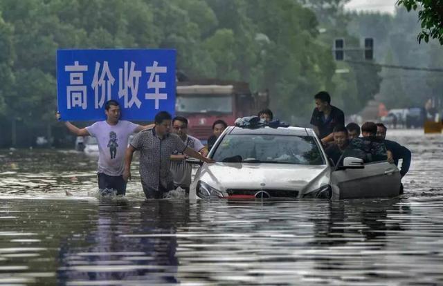 「奥迪A6L」广州暴雨过后，很多车贩闻声赶来，5万的奥迪A6L可以买吗？