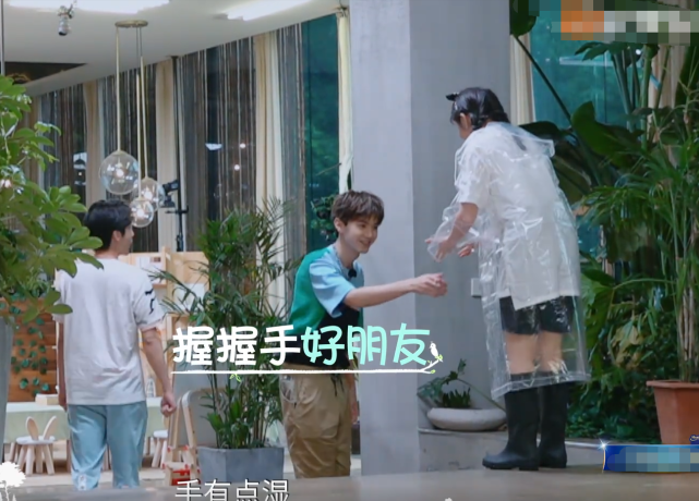 谭松韵|谭松韵冒雨赶往真人秀场地，打伞还不够，看清她穿的啥，懵了