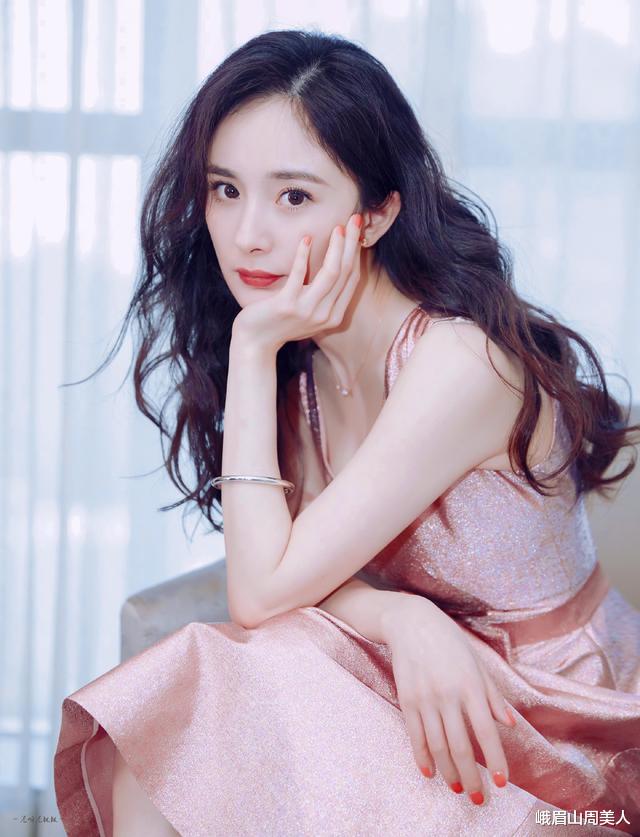发型|?40岁女人别再留齐刘海了，今年流行5种“发型”，显脸小还不挑人