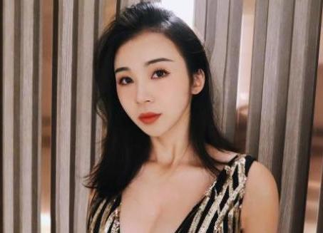 『卡戴珊』科比称她是最美的亚洲女性，身材不输卡戴珊，终于找到强壮的男友