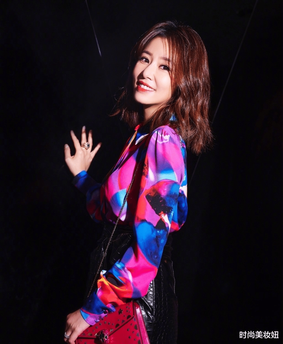 [粉色]林心如终于扮嫩成功，粉色一字肩上衣配喇叭裤，水波纹短发超减龄