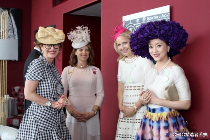 『杨澜』52岁杨澜携老公参加英国马会，扎染裙配夸张礼帽，美到了国外