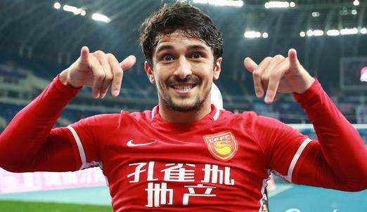 国足：报到，洛国富正式加入中国队，他能为国足改变些什么