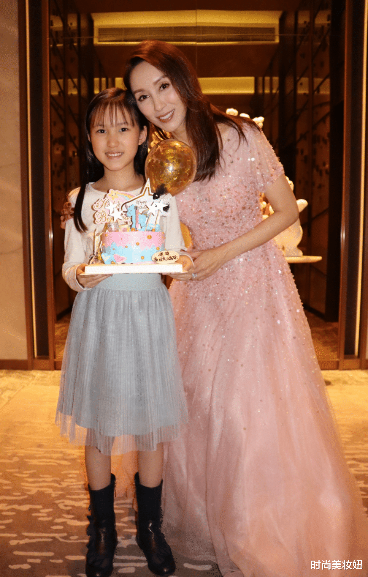 连衣裙■被49岁郭可盈气质征服，穿蓝色连衣裙配低马尾，优雅高贵太迷人