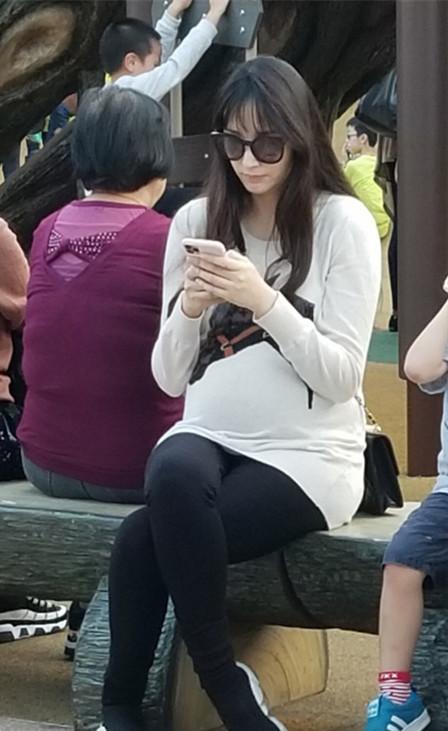 41岁吴佩慈举家出游,挺四胎孕肚显憔悴,纪晓波全程看手机交流少