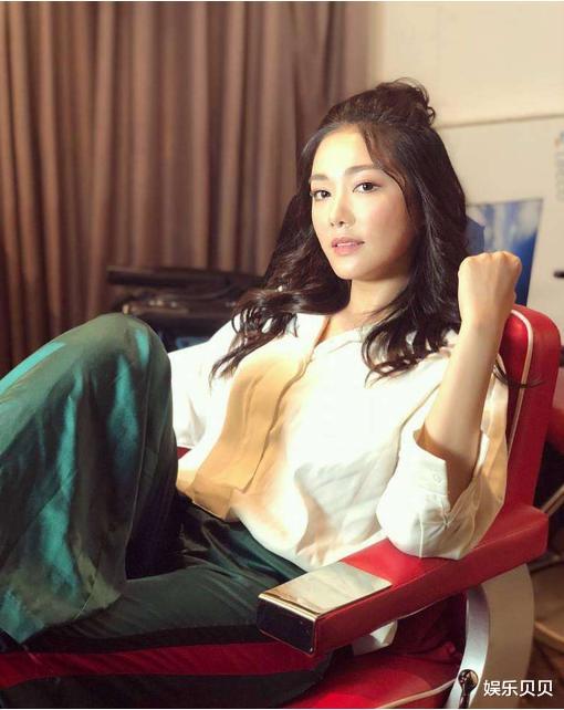 『马国明』马国明官宣新恋情！新女友穿卫衣配阔腿裤显高挑，颜值不输黄心颖