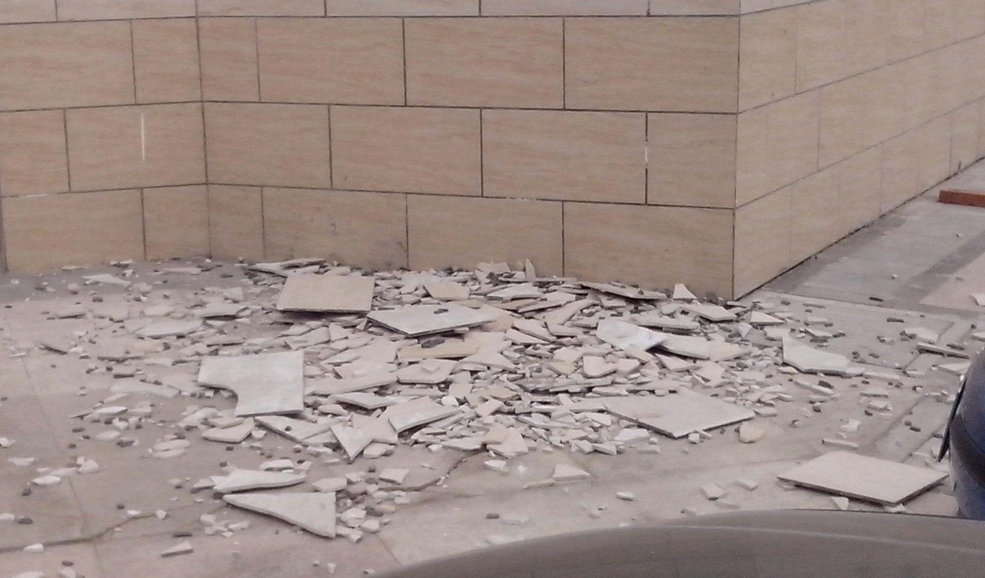 【】去年贴的瓷砖，今年大面积脱落？是瓦工责任吗？如何处理？