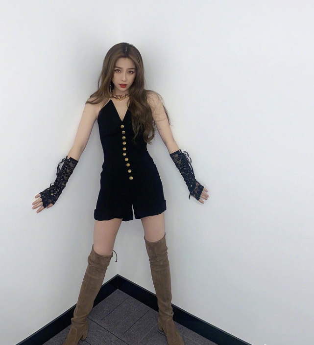 虞书欣|虞书欣为让粉丝看清她新造型，在室外还打灯，蹲地上那刻好惊艳