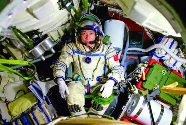 #太空#杨利伟在太空听到“敲窗”声，17年后谜题解开，庆幸没有丢掉性命