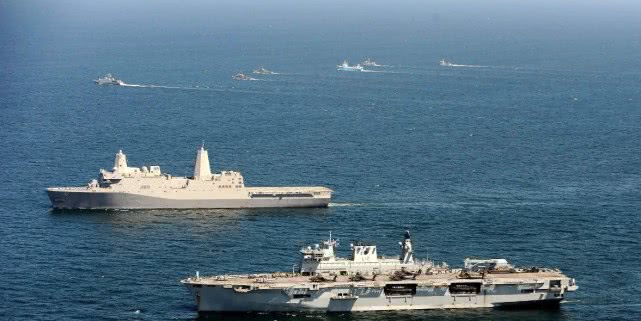 【美军】禁止美军自由航行，大批战舰出动拦住去路，敢硬闯果断开火