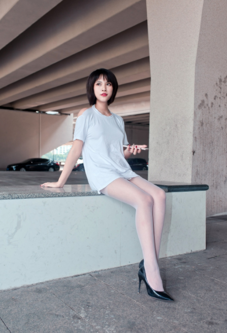 白丝袜配黑色高跟鞋，美女你穿这样是要去面试
