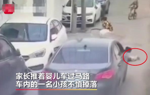 婴儿车：小孩从婴儿车摔落，家长完全没察觉！司机盲区碾压，算谁的错？