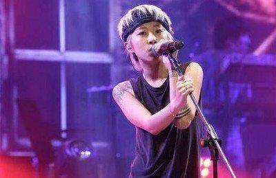 「华语乐坛」她是名副其实的星二代，整个华语乐坛都曾在等她长大