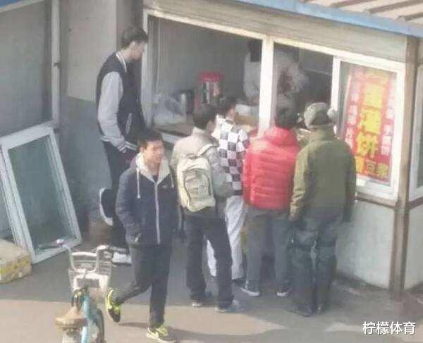 周琦:周琦再次躺枪!女篮姑娘一照片火遍全网,拿着两千万工资不愧疚么