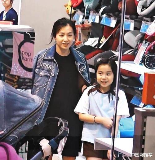 胡先煦|低调！刘銮雄妻子甘比带女儿逛平价店，均价两三百，不顾富婆身份