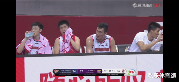 广东男篮|生死战再遭弃用！广东夺冠之夜，只有他浑身难受，杜锋彻底放弃他了
