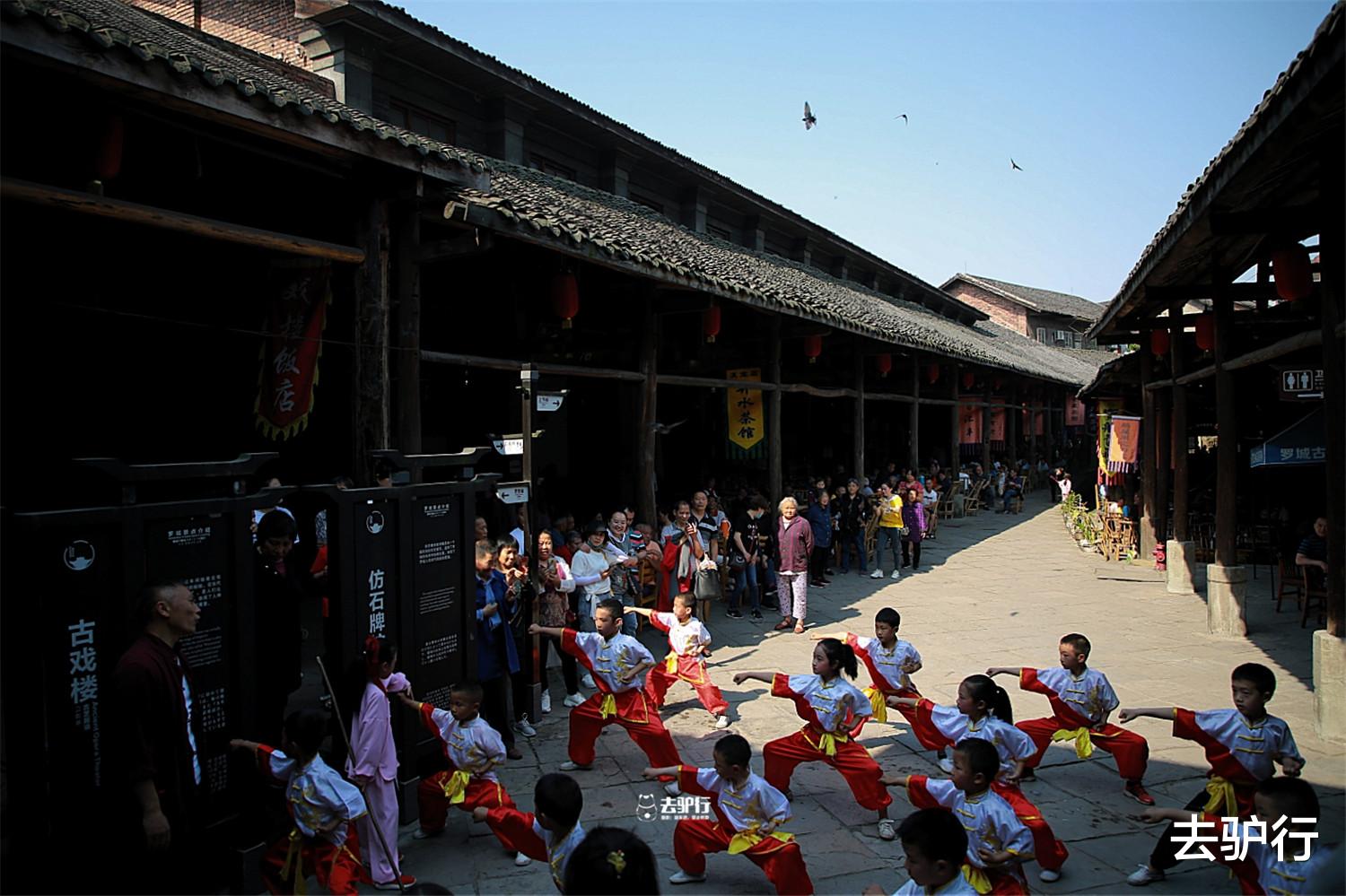 『四川省』四川最慵懒的小镇：一壶茶能坐上半天，被联合国称为中国诺亚方舟