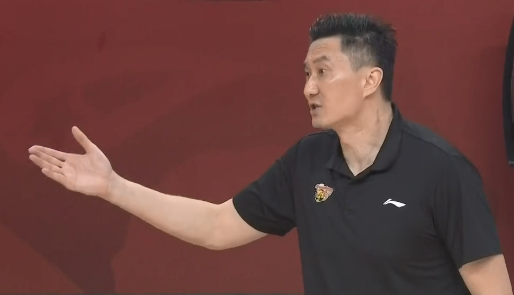 黄圣依|突发！苏伟连续被吹违体遭驱逐，杜锋吐槽辽宁后卫造犯规太装了