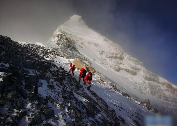 『珠穆朗玛峰』中国登山队成功登上珠穆朗玛峰，海拔高度8848米