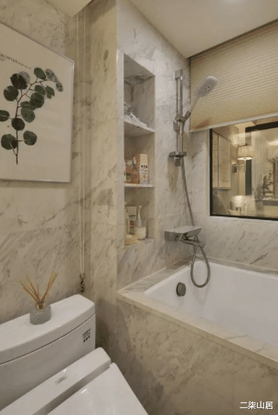 |在卫生间墙上掏个洞，没想到好看又实用，邻居看了都后悔装修早了！