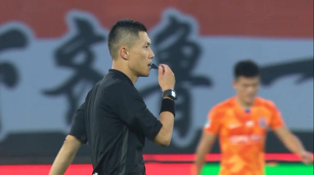 于洋|京鲁大战本土裁判再遭质疑：知名解说直接质问为什么吹停比赛