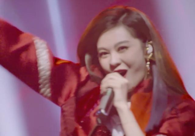 「孟佳」《乘风破浪》二公造型曝光:孟佳阿朵被造型拖累,吴昕成熟风获赞