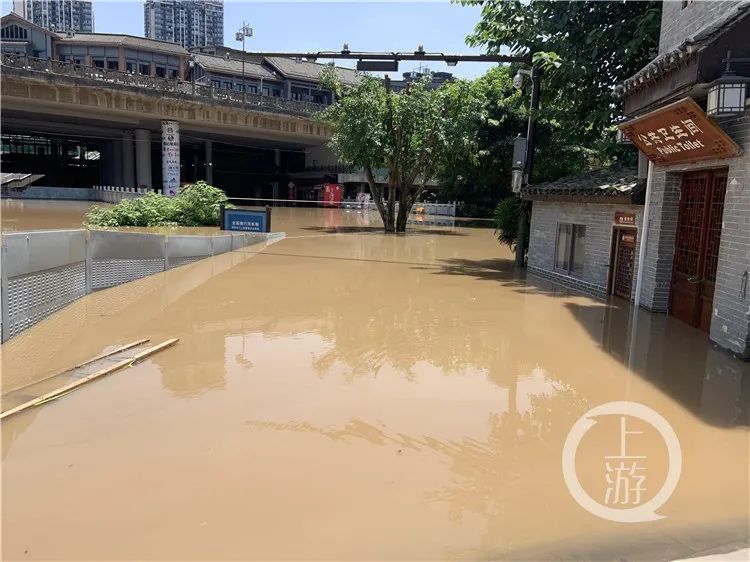 重庆晚报|直击洪峰过境，重庆朝天门码头被淹没