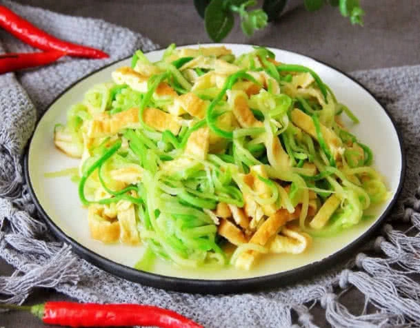 葫芦丝■四月，宁可少吃猪肉，最好也别错过此菜，排出毒素，肌肤更细腻