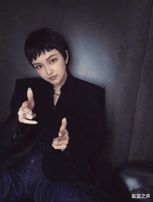 「短发」周扬青怎么了？剪去长发变帅气，新造型示意重头开始