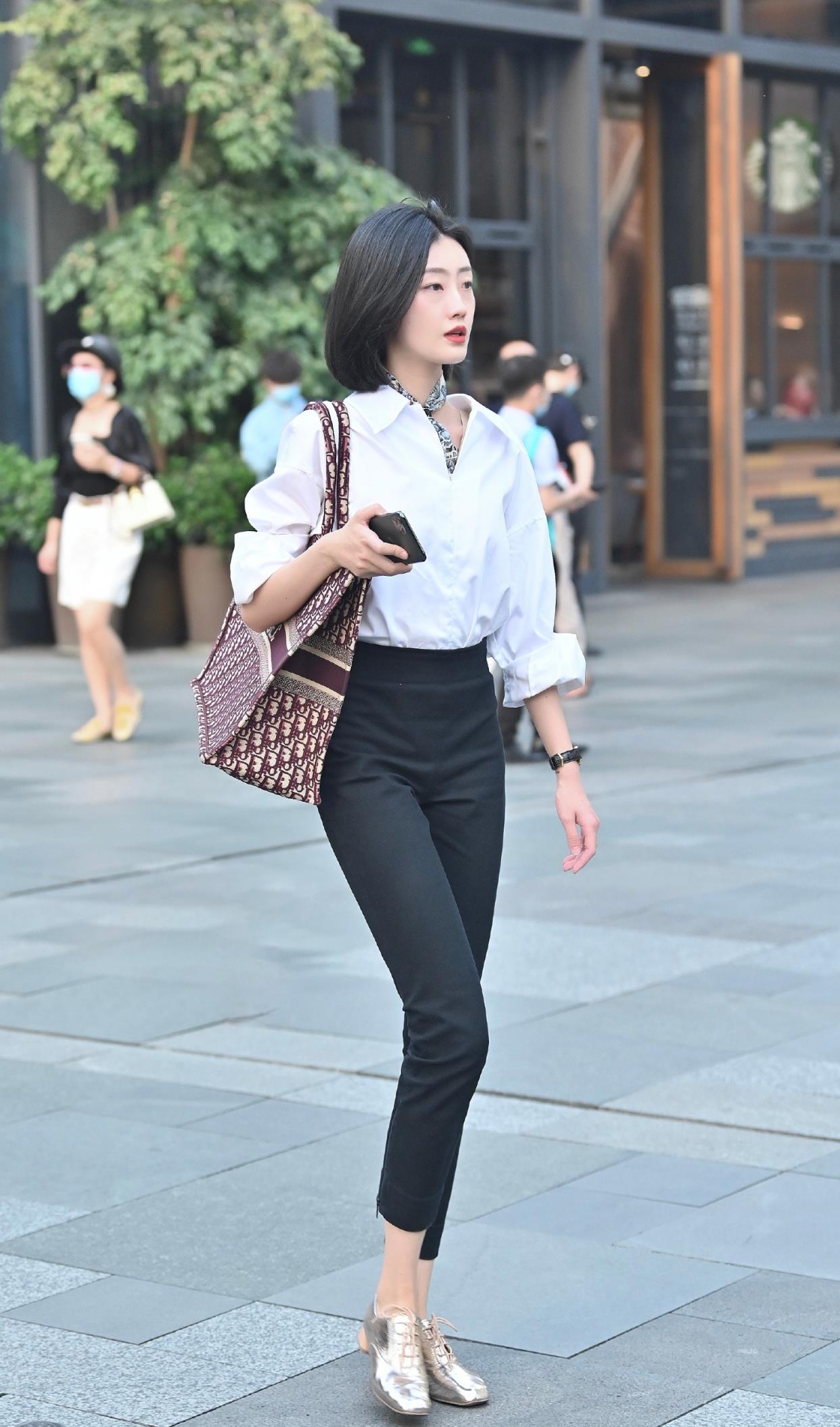 黑白配|经典又不过时的黑白配，优雅大方颇具正式感，更显职业女性气质