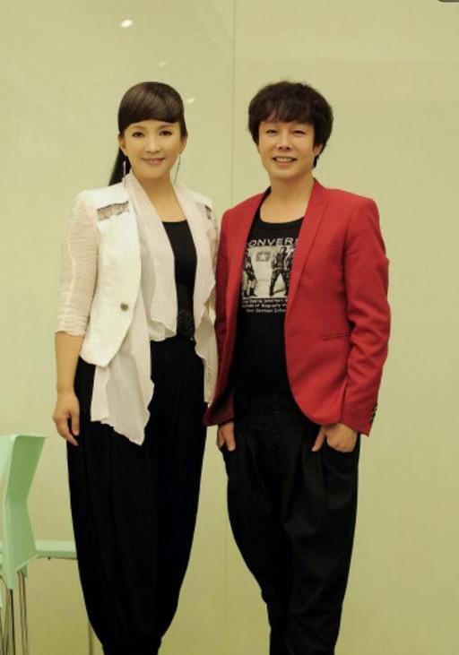 运动|吕丽萍也赶时髦，白纱披肩配哈伦裤酷拽飒气，留锅盖刘海年轻不少