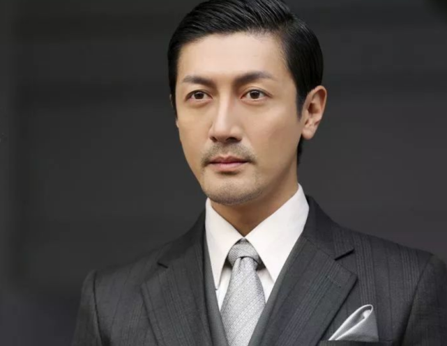 朱亚文▲将来有可能成为国家级老戏骨六大年轻男演员, 朱亚文排第三, 第一实至名归