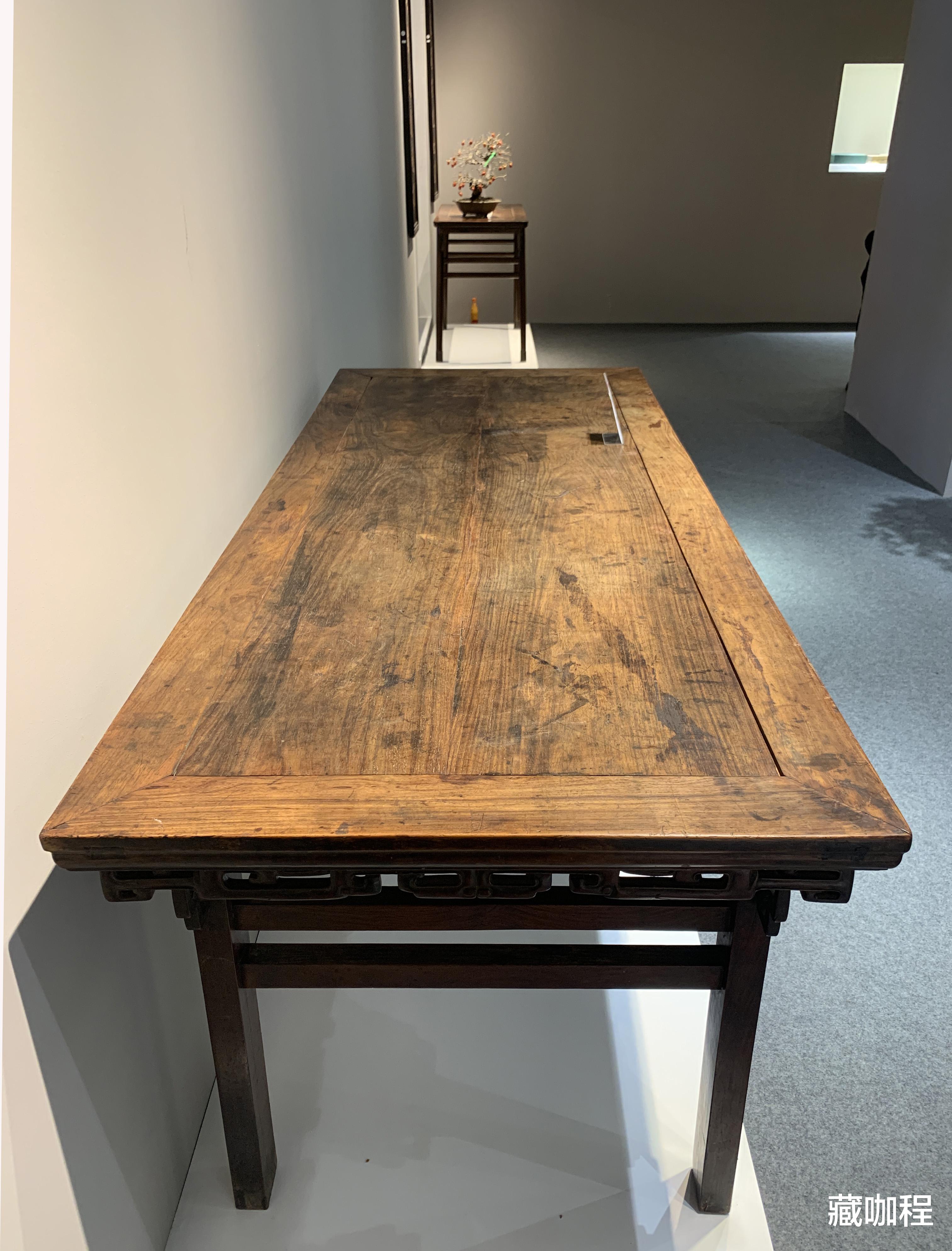 @老皮壳上有黑漆，怎知夔龙纹画案是黄花梨？