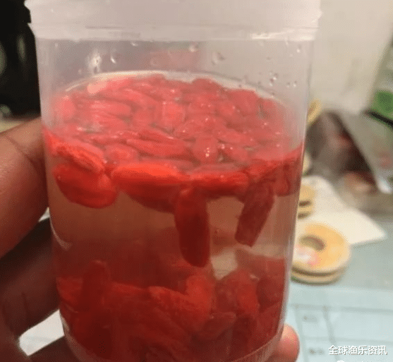 『』老钓友拿手搭配：用枸杞钓鱼，鱼获简直超过想象