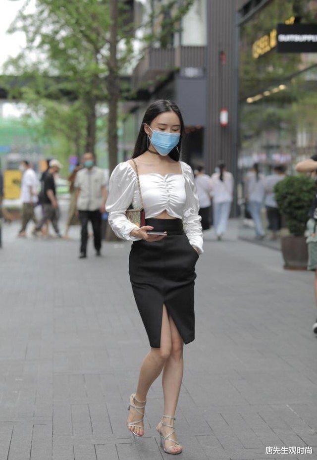 手机游戏|银色上衣搭配黑色过膝裙,简约时尚,气质迷人