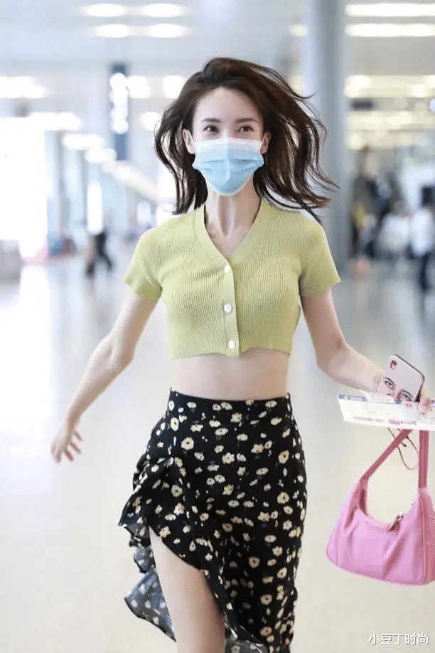 穿衣搭配|金晨到国外真“洋气”，穿绿色连衣裙配粗腰带，半马尾减龄又气质