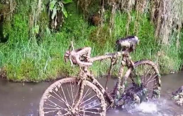 「科学家」世界上最“诡异”的泉水, 所到之处寸草不生, 科学家也不敢靠近