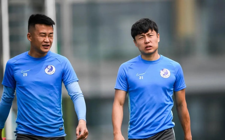 大连|再签一进攻新星，大连人9名U23新锐压阵替补席，3大主力“消失”