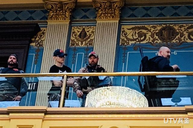 #特朗普#美国民众冲进议会大厦，反对封锁措施，议员被吓得穿上了防弹衣