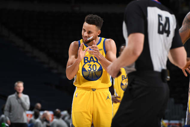 斯蒂芬·庫(kù)里|最后1分多鐘領(lǐng)先10分，掘金卻三人包夾庫(kù)里，楊毅的話一針見(jiàn)血