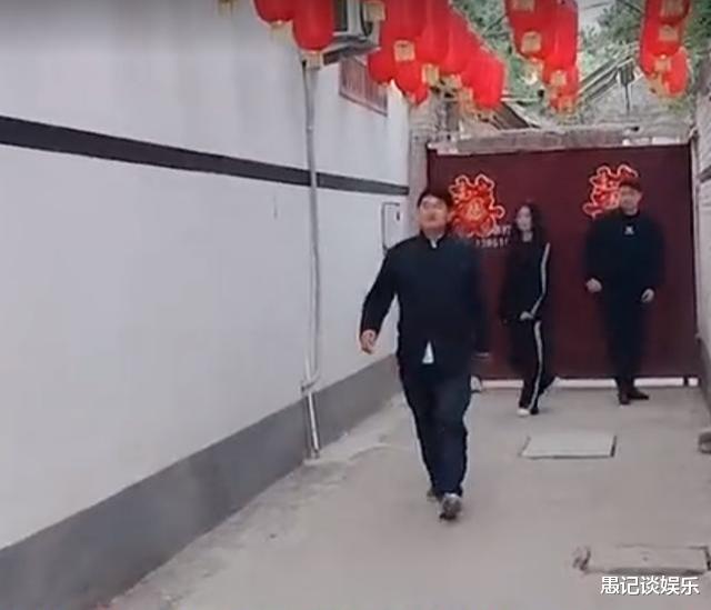 侯佩岑|朱之文百万儿媳回婆家,一身名牌很神气,下地看望公公不换装