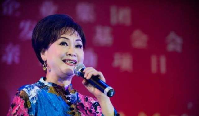 『春晚』她是李谷一女儿，曾25次登上春晚，如今52岁依然单身