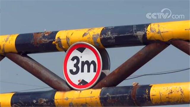 央视网新闻|尴尬了！三米限高门横在国道上 这条国道又因何违反两个条例