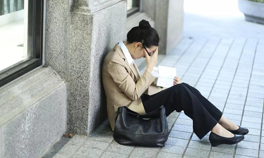 『』职场上,宁肯自己吃亏,也别跟这3种同事走得过近,聪明人都懂得