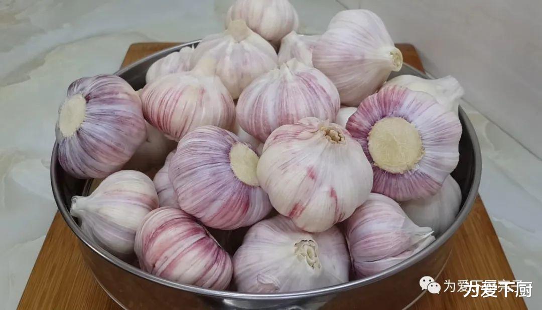 []糖醋蒜这做法才正宗，掌握配方比例，一次做四斤，吃半年也不怕坏