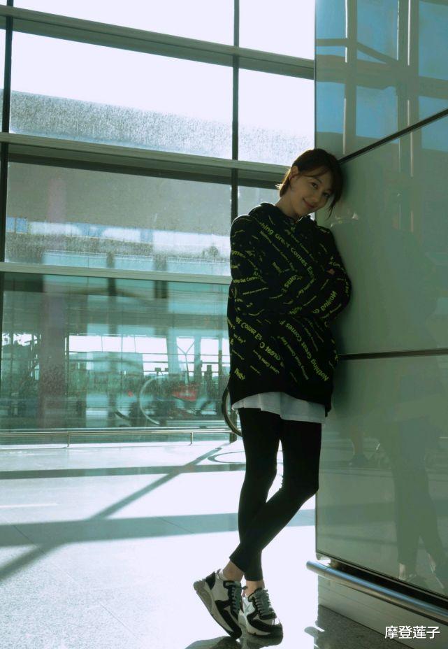 卫衣|王冠剪短发了,穿卫衣叠穿格纹衬衫很时尚,嫩得就像个18岁的少女