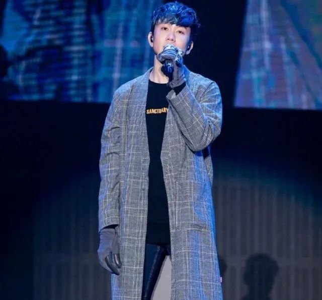 薛之谦|除了黄龄，这5位歌手生病受伤也还坚持唱歌，薛之谦绝对是认真的