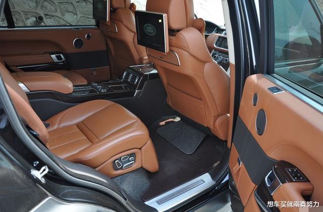 「路虎揽胜」3.0T揽胜遇到5.0T揽胜，黑白色相差不大，打开车门后差别就明显了