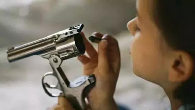 「」全世界“最大的枪支市场”, AK47几十块一把, 有人退货直接扔河里!